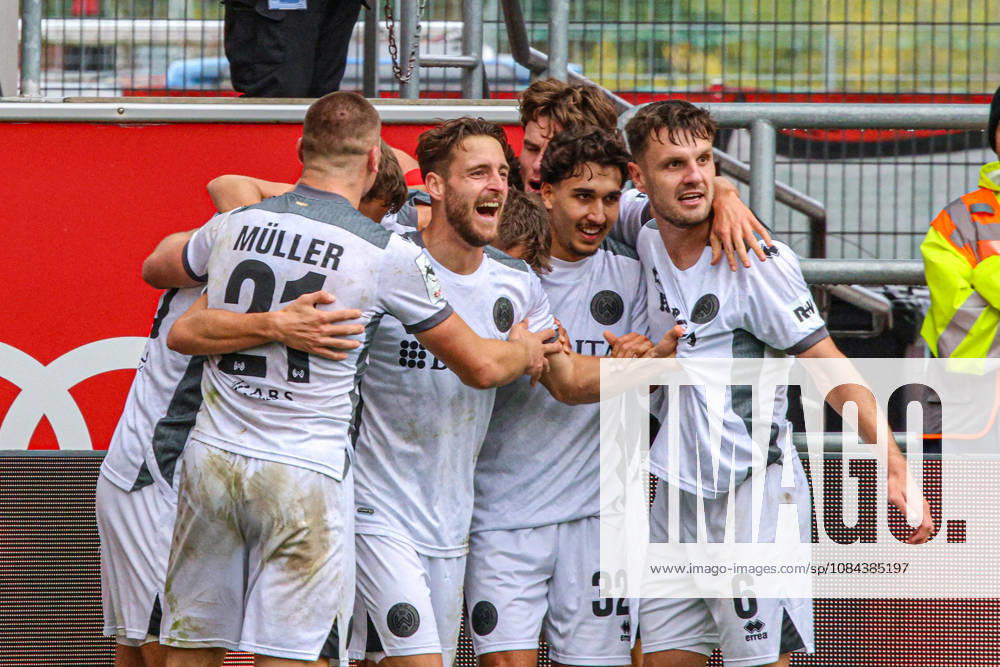 Jubel bei Florian Huebner (SV Wehen Wiesbaden, Nr.19) nach seinem Treffer zum 0:1 beim Spiel FC Ingolstadt 04 gegen SV Wehen Wiesbaden am 11.10.2026, DFB regulations prohibit any use of photographs as image sequences and or quasi-video. GER, Fussball, 3. Liga, Spieltag 8, FC Ingolstadt 04 gegen SV Wehen Wiesbaden, 11.10.2026, Audi Sportpark Ingolstadt