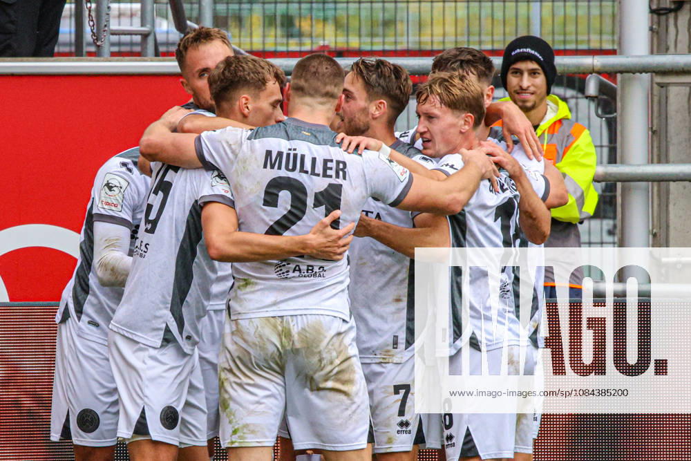Jubel bei Florian Huebner (SV Wehen Wiesbaden, Nr.19) nach seinem Treffer zum 0:1 beim Spiel FC Ingolstadt 04 gegen SV Wehen Wiesbaden am 11.10.2026, DFB regulations prohibit any use of photographs as image sequences and or quasi-video. GER, Fussball, 3. Liga, Spieltag 8, FC Ingolstadt 04 gegen SV Wehen Wiesbaden, 11.10.2026, Audi Sportpark Ingolstadt