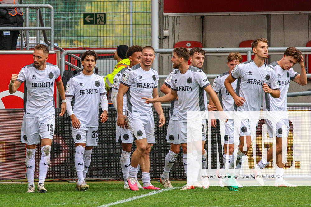 Jubel bei Florian Huebner (SV Wehen Wiesbaden, Nr.19) nach seinem Treffer zum 0:1 beim Spiel FC Ingolstadt 04 gegen SV Wehen Wiesbaden am 11.10.2026, DFB regulations prohibit any use of photographs as image sequences and or quasi-video. GER, Fussball, 3. Liga, Spieltag 8, FC Ingolstadt 04 gegen SV Wehen Wiesbaden, 11.10.2026, Audi Sportpark Ingolstadt