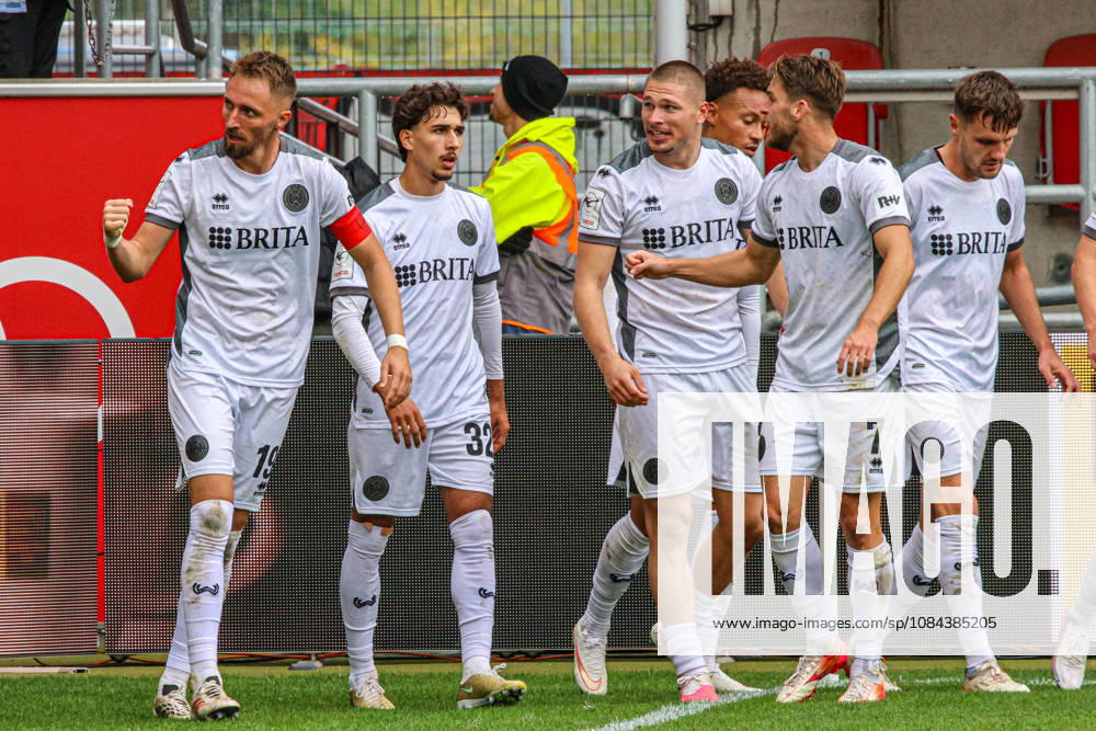 Jubel bei Florian Huebner (SV Wehen Wiesbaden, Nr.19) nach seinem Treffer zum 0:1 beim Spiel FC Ingolstadt 04 gegen SV Wehen Wiesbaden am 11.10.2026, DFB regulations prohibit any use of photographs as image sequences and or quasi-video. GER, Fussball, 3. Liga, Spieltag 8, FC Ingolstadt 04 gegen SV Wehen Wiesbaden, 11.10.2026, Audi Sportpark Ingolstadt