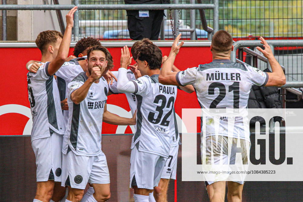 Jubel bei Florian Huebner (SV Wehen Wiesbaden, Nr.19) nach seinem Treffer zum 0:1 beim Spiel FC Ingolstadt 04 gegen SV Wehen Wiesbaden am 11.10.2026, DFB regulations prohibit any use of photographs as image sequences and or quasi-video. GER, Fussball, 3. Liga, Spieltag 8, FC Ingolstadt 04 gegen SV Wehen Wiesbaden, 11.10.2026, Audi Sportpark Ingolstadt