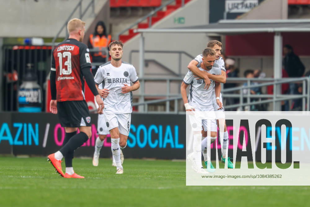Ingolstadt, Deutschland 11. Oktober 2026: 3. Liga - 2026 2027 - 8. Spieltag - FC Ingolstadt 04 gegen SV Wehen Wiesbaden Im Bild: in der Traube Torschütze Florian Hübner Huebner (SVWW) jubelt nach seinem Tor zum 0:1 mit seinen Mannschaftskollegen, DFB DFL regulations prohibit any use of photographs as image sequences and or quasi-video