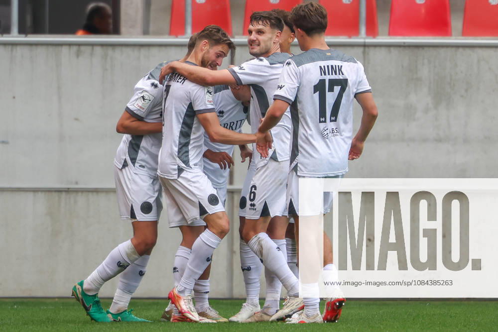 Ingolstadt, Deutschland 11. Oktober 2026: 3. Liga - 2026 2027 - 8. Spieltag - FC Ingolstadt 04 gegen SV Wehen Wiesbaden Im Bild: in der Traube Torschütze Raul Paula (SVWW) jubelt nach seinem Tor zum 0:2 mit seinen Mannschaftskollegen, DFB DFL regulations prohibit any use of photographs as image sequences and or quasi-video