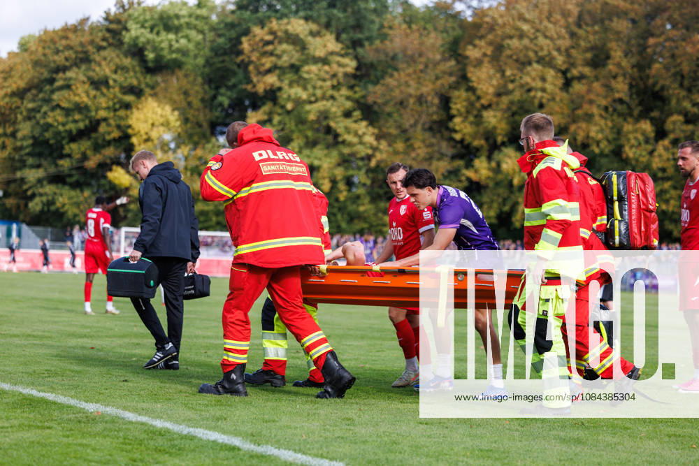 Janis Juckel (Greifswald) muss mit einer Trage verletzt vom Spielfeld getragen werden. In der Mitte Maxim Burghardt (Aue) entschuldigt sich; GER, Greifswalder FC vs. FC Erzgebirge Aue, Fußball, Männer, Regionalliga Nordost, 12.Spieltag, Spielzeit 2026 2027, 11.10.2026 Greifswald Volksstadion Mecklenburg - Vorpommern Deutschland
