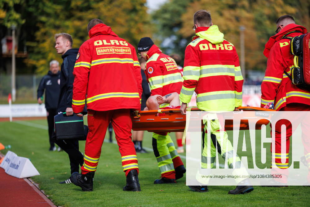 Janis Juckel (Greifswald) muss mit einer Trage verletzt vom Spielfeld getragen werden; GER, Greifswalder FC vs. FC Erzgebirge Aue, Fußball, Männer, Regionalliga Nordost, 12.Spieltag, Spielzeit 2026 2027, 11.10.2026 Greifswald Volksstadion Mecklenburg - Vorpommern Deutschland