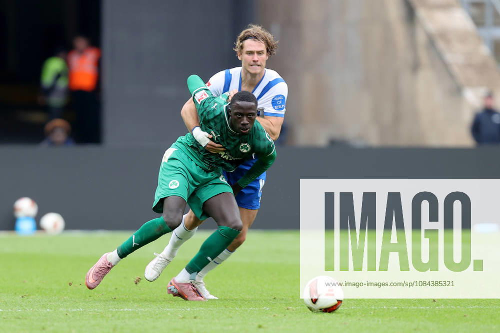 Fussball 2.Bundesliga, Hertha BSC Berlin - SpVgg Greuther Fuerth v.l. Linus Gechter (Hertha BSC Berlin) Omar Sillah (Greuther Fürth Fuerth) Zweikampf, Aktion, action, battle for the ball Berlin