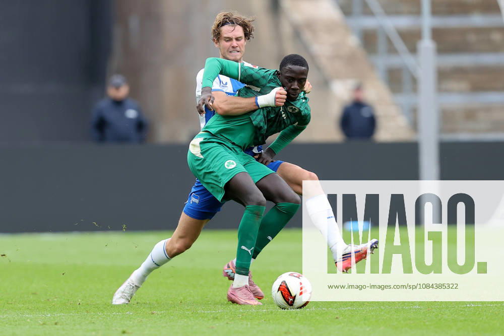 Fussball 2.Bundesliga, Hertha BSC Berlin - SpVgg Greuther Fuerth v.l. Linus Gechter (Hertha BSC Berlin) Omar Sillah (Greuther Fürth Fuerth) Zweikampf, Aktion, action, battle for the ball Berlin