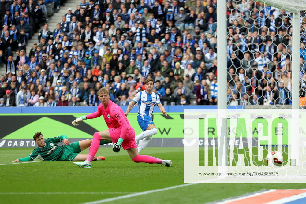 Fussball 2.Bundesliga, Hertha BSC Berlin - SpVgg Greuther Fuerth v.l. Mads Pedersen (Hertha BSC Berlin) Torschuetze, erzielt das Tor, Treffer, scores the goal 1:0 Florian Hellstern (Greuther Fürth Fuerth) Berlin