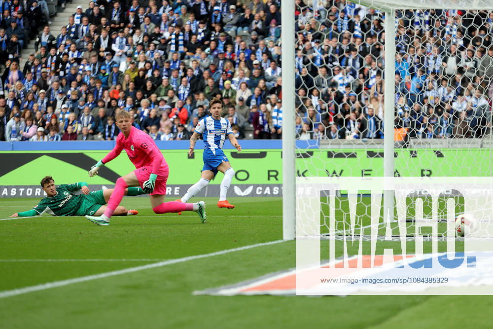 Fussball 2.Bundesliga, Hertha BSC Berlin - SpVgg Greuther Fuerth v.l. Mads Pedersen (Hertha BSC Berlin) Torschuetze, erzielt das Tor, Treffer, scores the goal 1:0 Florian Hellstern (Greuther Fürth Fuerth) Berlin