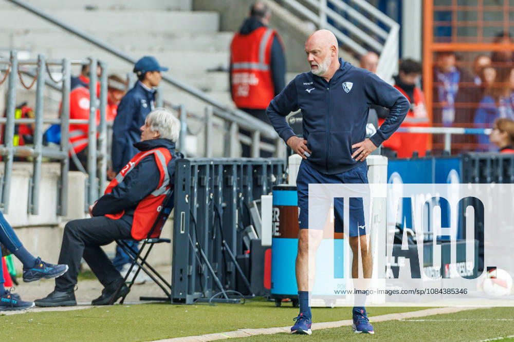 Trainer Uwe Roesler (VfL Bochum) enttaeuscht waehrend des Spiels der 2. Bundesliga zwischen VfL Bochum und Arminia Bielefeld, Ruhrstadion am 11. October 2026 in Bochum, Deutschland. (Foto von Mario Hommes DeFodi Images) +++ Trainer Uwe Roesler (VfL Bochum) looks dejected during the 2nd Bundesliga match between VfL Bochum and Arminia Bielefeld at Vonovia Ruhrstadion on October 11, 2026 in Bochum, Germany. (Photo by Mario Hommes DeFodi Images) DFB DFL REGULATIONS PROHIBIT ANY USE OF PHOTOGRAPHS AS IMAGE SEQUENCES AND OR QUASI-VIDEO. (Photo by Mario Hommes DeFodi Images) -