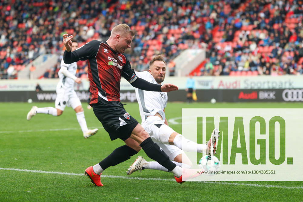 Ingolstadt, Deutschland 11. Oktober 2026: 3. Liga - 2026 2027 - 8. Spieltag - FC Ingolstadt 04 gegen SV Wehen Wiesbaden Im Bild: v. li. im Zweikampf Lars Lokotsch (FCI) und Florian Hübner Huebner (SVWW) DFB DFL regulations prohibit any use of photographs as image sequences and or quasi-video