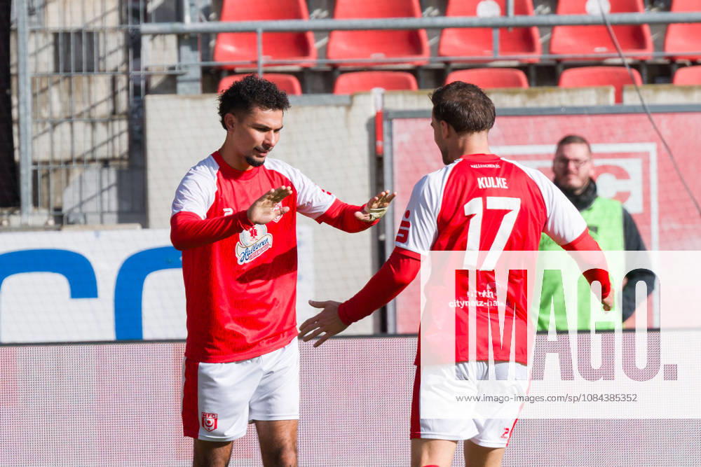 Osman Atilgan (HFC, 10) beim Abklatschen mit Max Kulke (HFC, 17) nachseinem Tor zum 1:0, Hallescher FC vs. RSV Eintracht 1949, Fussball, Regionalliga Nordost, 12. Spieltag, Saison 2026 27, 11.10.2026 Halle Leuna Chemie Stadion ST Deutschland