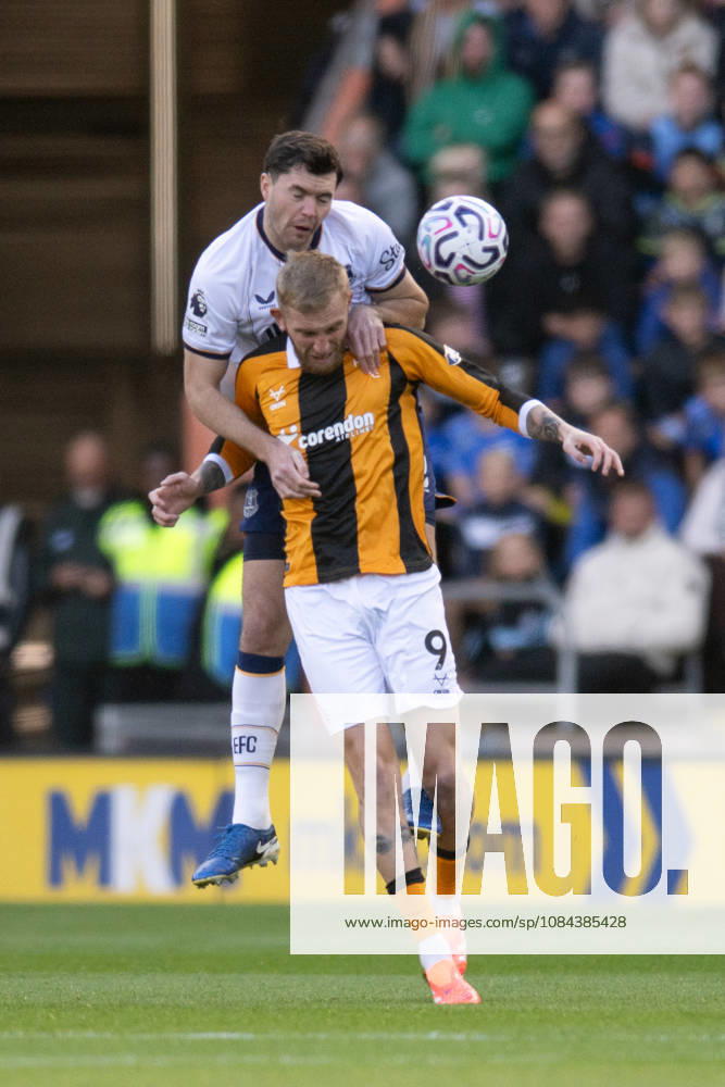 Hull City v Everton Premier League Oliver McBurnie of Hull City in an aerial challenge with Michael Keane of Everton during the Premier League match between Hull City and Everton at the MKM Stadium, Hull. 11 10 2026 UK Newspapers OUT