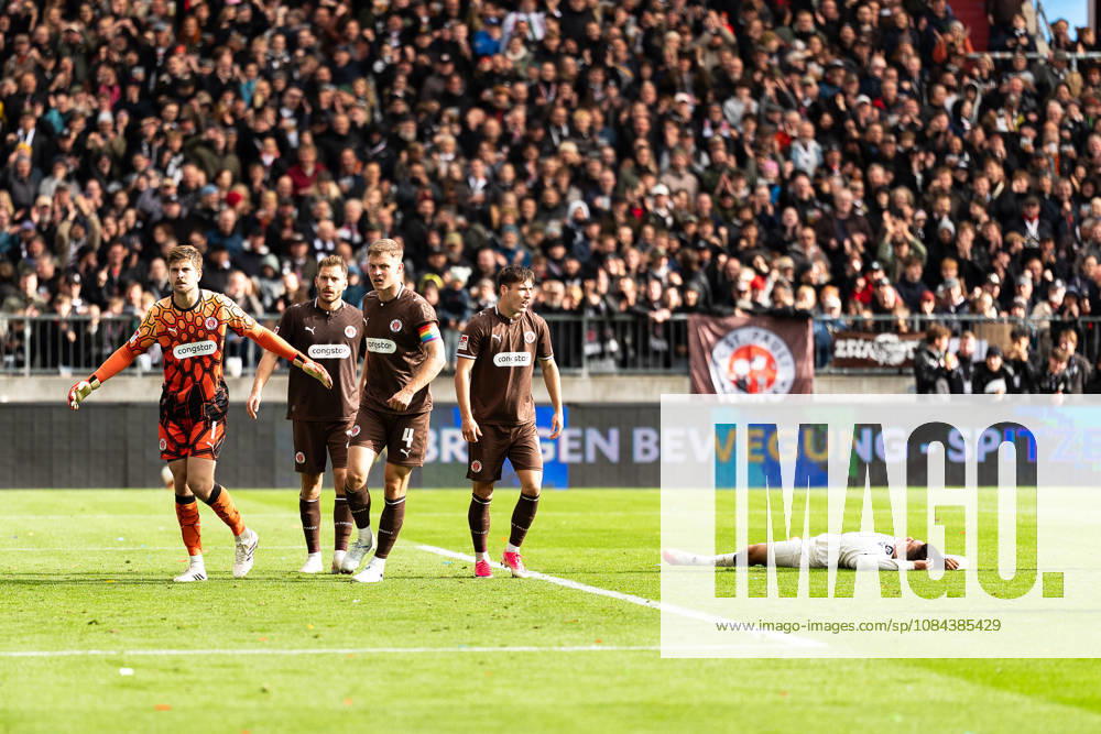 Shio Fukuda (Karlsruher SC, 13) am Boden, Torwart Ben Voll (FC St. Pauli, 01), Lars Ritzka (FC St. Pauli, 21), David Nemeth (FC St. Pauli, 04), Arkadiusz Pyrka (FC St. Pauli, 11), GER, FC St. Pauli vs. Karlsruher SC, Fussball, 2. Bundesliga, Spieltag 7, Saison 2026 2027, 11.10.2026 DFL REGULATIONS PROHIBIT ANY USE OF PHOTOGRAPHS AS IMAGE SEQUENCES AND OR QUASI-VIDEO GER, FC St. Pauli vs. Karlsruher SC, Fussball, 2. Bundesliga, Spieltag 7, Saison 2026 2027, 11.10.2026 Hamburg