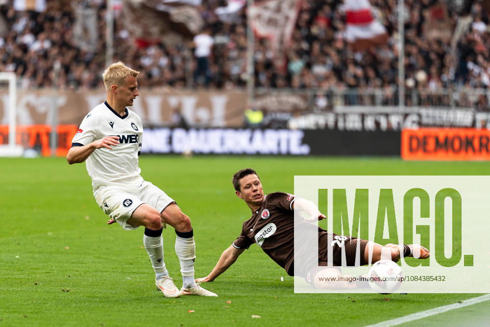 Mathias Rasmussen (FC St. Pauli, 20) Graetsche um den Ball, Viktor Bergh (Karlsruher SC, 33), GER, FC St. Pauli vs. Karlsruher SC, Fussball, 2. Bundesliga, Spieltag 7, Saison 2026 2027, 11.10.2026 DFL REGULATIONS PROHIBIT ANY USE OF PHOTOGRAPHS AS IMAGE SEQUENCES AND OR QUASI-VIDEO GER, FC St. Pauli vs. Karlsruher SC, Fussball, 2. Bundesliga, Spieltag 7, Saison 2026 2027, 11.10.2026 Hamburg