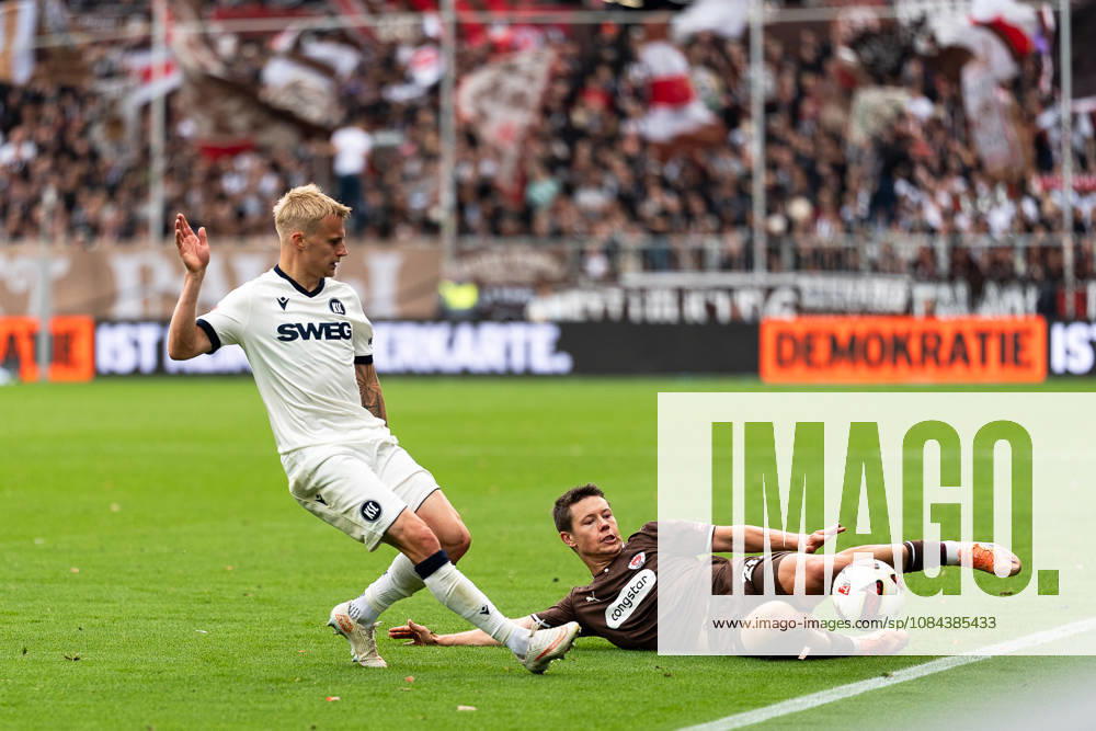 Mathias Rasmussen (FC St. Pauli, 20) Graetsche um den Ball, Viktor Bergh (Karlsruher SC, 33), GER, FC St. Pauli vs. Karlsruher SC, Fussball, 2. Bundesliga, Spieltag 7, Saison 2026 2027, 11.10.2026 DFL REGULATIONS PROHIBIT ANY USE OF PHOTOGRAPHS AS IMAGE SEQUENCES AND OR QUASI-VIDEO GER, FC St. Pauli vs. Karlsruher SC, Fussball, 2. Bundesliga, Spieltag 7, Saison 2026 2027, 11.10.2026 Hamburg