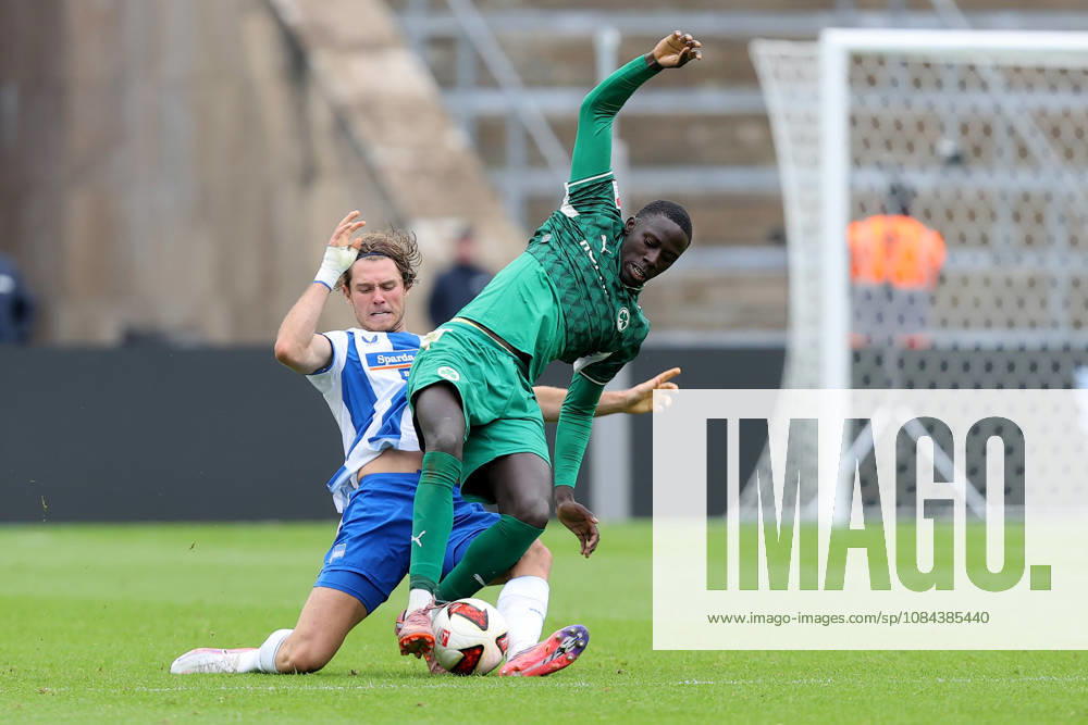 Fussball 2.Bundesliga, Hertha BSC Berlin - SpVgg Greuther Fuerth v.l. Linus Gechter (Hertha BSC Berlin) Omar Sillah (Greuther Fürth Fuerth) Zweikampf, Aktion, action, battle for the ball Berlin