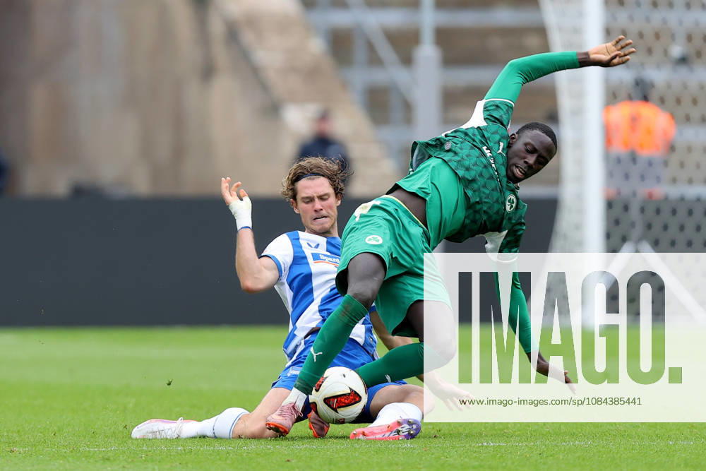 Fussball 2.Bundesliga, Hertha BSC Berlin - SpVgg Greuther Fuerth v.l. Linus Gechter (Hertha BSC Berlin) Omar Sillah (Greuther Fürth Fuerth) Zweikampf, Aktion, action, battle for the ball Berlin