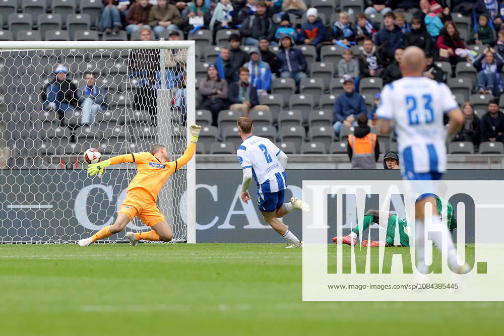 Fussball 2.Bundesliga, Hertha BSC Berlin - SpVgg Greuther Fuerth v.l. Marius Gersbeck (Hertha BSC Berlin) Omar Sillah (Greuther Fürth Fuerth) erzielt das Tor, welches danach aberkannt wurde Berlin