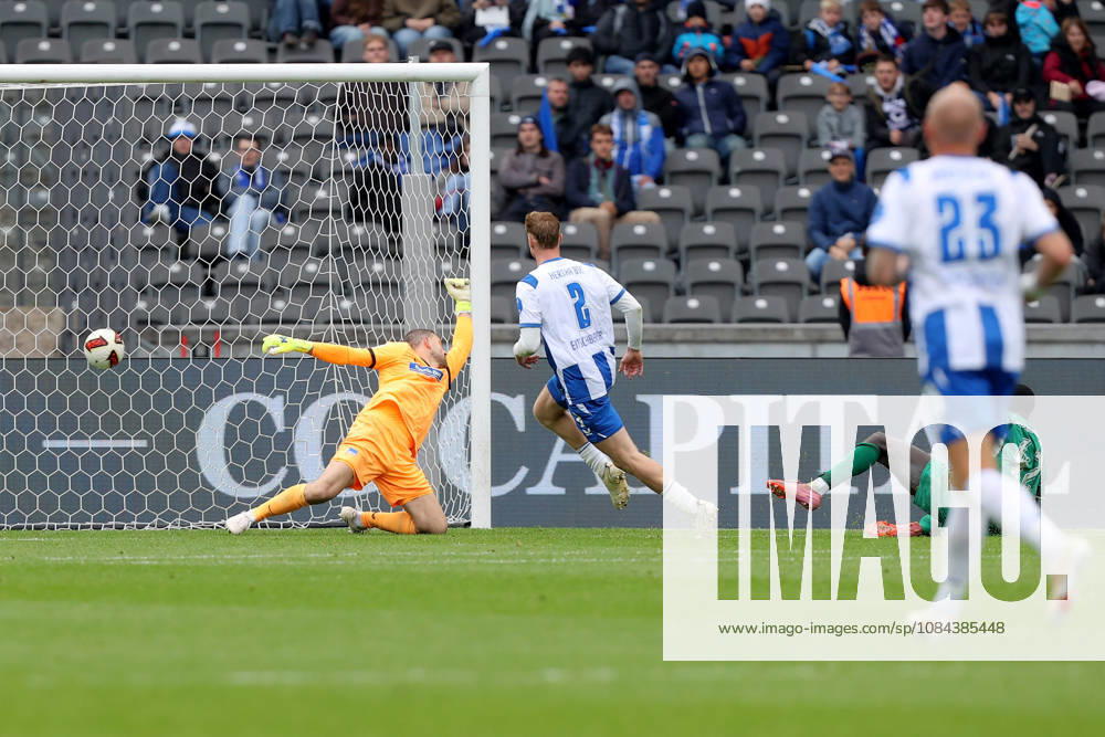 Fussball 2.Bundesliga, Hertha BSC Berlin - SpVgg Greuther Fuerth v.l. Marius Gersbeck (Hertha BSC Berlin) Omar Sillah (Greuther Fürth Fuerth) erzielt das Tor, welches danach aberkannt wurde Berlin