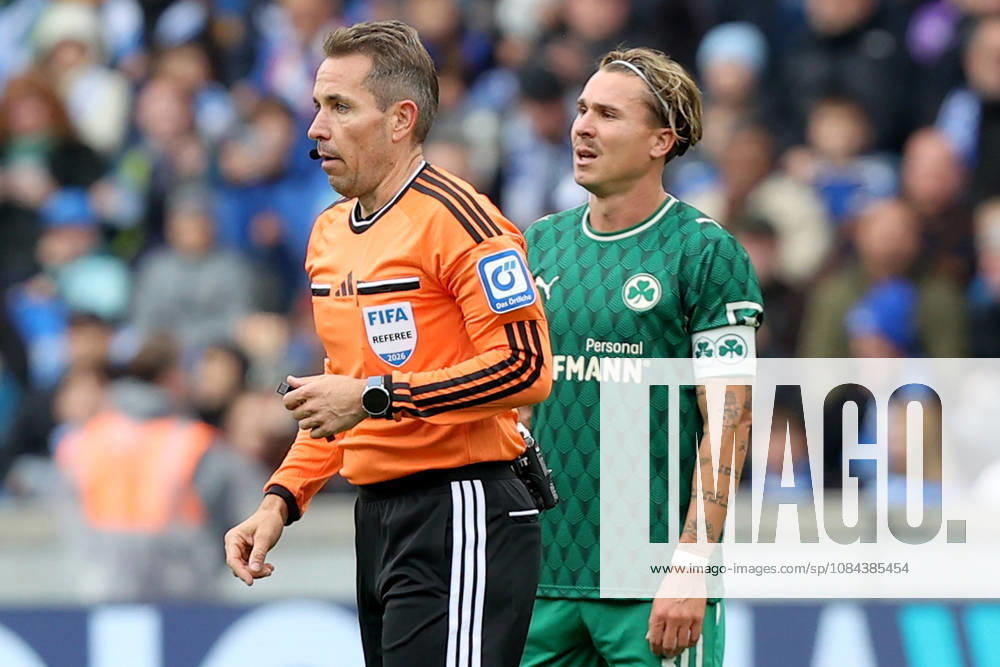 Fussball 2.Bundesliga, Hertha BSC Berlin - SpVgg Greuther Fuerth v.l. Schiedsrichter Referee Tobias Stieler Felix Klaus (Greuther Fürth Fuerth) nach dem aberkannten Tor Berlin