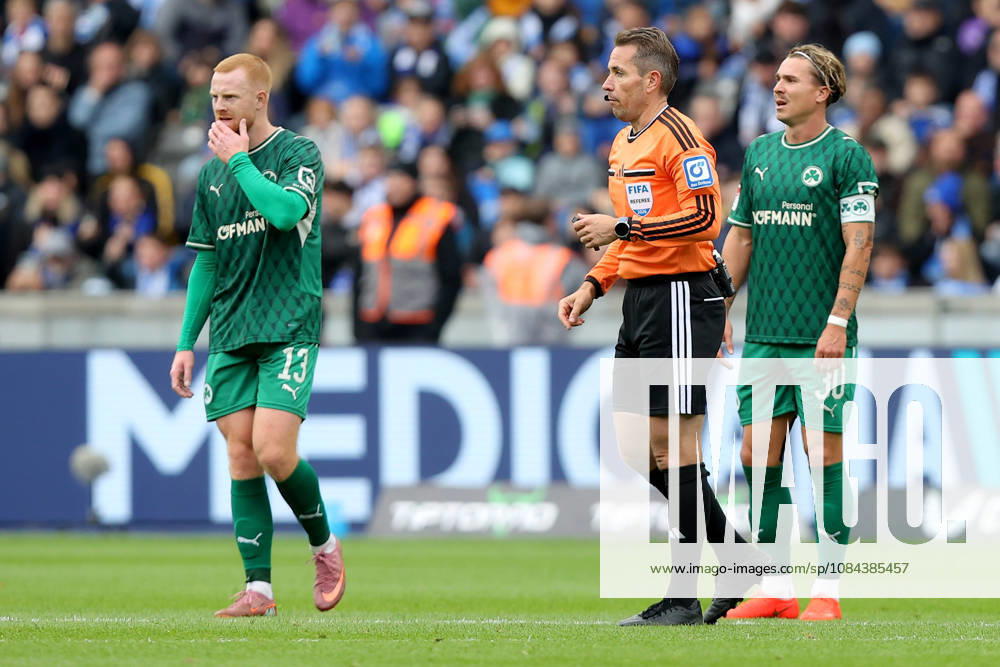 Fussball 2.Bundesliga, Hertha BSC Berlin - SpVgg Greuther Fuerth v.l. Schiedsrichter Referee Tobias Stieler Felix Klaus (Greuther Fürth Fuerth) nach dem aberkannten Tor Berlin