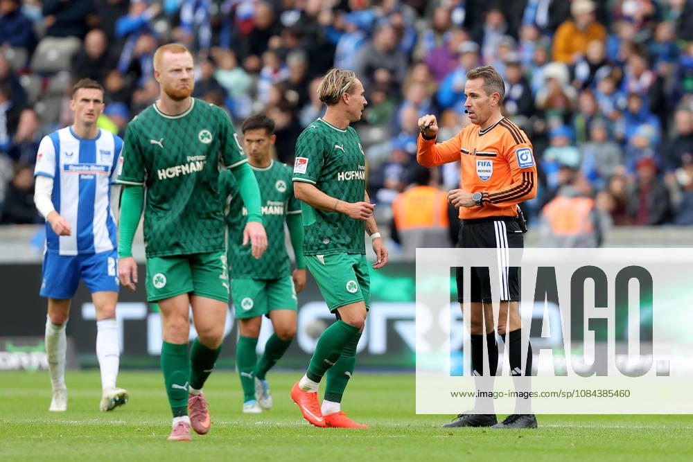 Fussball 2.Bundesliga, Hertha BSC Berlin - SpVgg Greuther Fuerth v.l. Schiedsrichter Referee Tobias Stieler Felix Klaus (Greuther Fürth Fuerth) nach dem aberkannten Tor Berlin