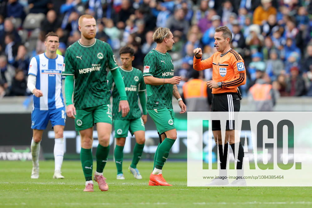 Fussball 2.Bundesliga, Hertha BSC Berlin - SpVgg Greuther Fuerth v.l. Schiedsrichter Referee Tobias Stieler Felix Klaus (Greuther Fürth Fuerth) nach dem aberkannten Tor Berlin