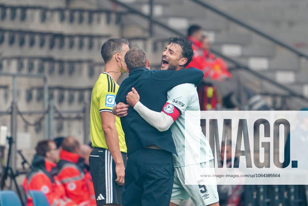Deutschland: Fussball 2.Bundesliga 2026 2027, 7. Spieltag - VfL Bochum vs Arminia Bielefeld - Vonovia Ruhrstadion (Bochum): Torjubel zum Oliver Kirch (Trainer Arminia Bielefeld) Maximilian Bauer (Arminia Bielefeld, 5)