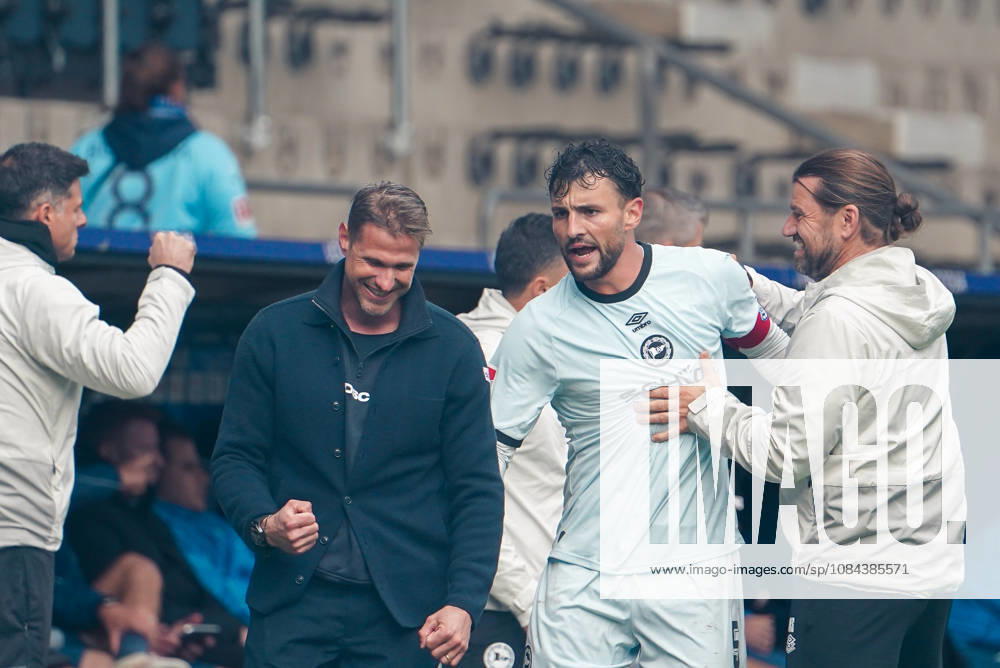 Deutschland: Fussball 2.Bundesliga 2026 2027, 7. Spieltag - VfL Bochum vs Arminia Bielefeld - Vonovia Ruhrstadion (Bochum): Torjubel zum Oliver Kirch (Trainer Arminia Bielefeld) Maximilian Bauer (Arminia Bielefeld, 5)