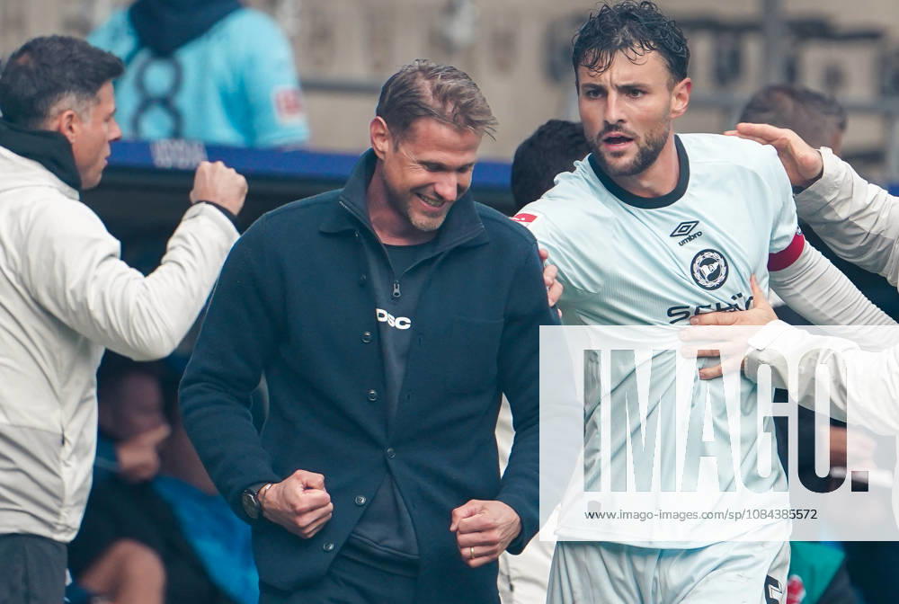 Deutschland: Fussball 2.Bundesliga 2026 2027, 7. Spieltag - VfL Bochum vs Arminia Bielefeld - Vonovia Ruhrstadion (Bochum): Torjubel zum Oliver Kirch (Trainer Arminia Bielefeld) Maximilian Bauer (Arminia Bielefeld, 5)
