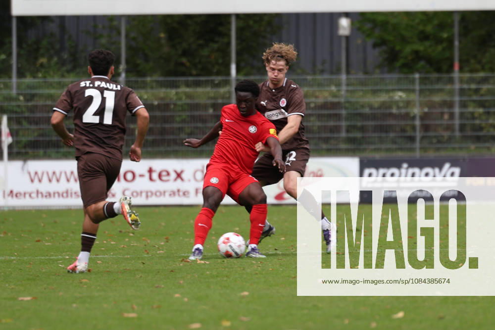 Fußball I Herren I Saison 2026 2027 I Regionalliga Nord I 13.Spieltag I FC St.Pauli II - HSC Hannover I 11.10.2026 Amoro Diedhiou (19, HSC Hannover) Anton Lange (32, FC St.Pauli II) Norderstedt Edmund Plambeck Stadion Schleswig-Holstein Deutschland