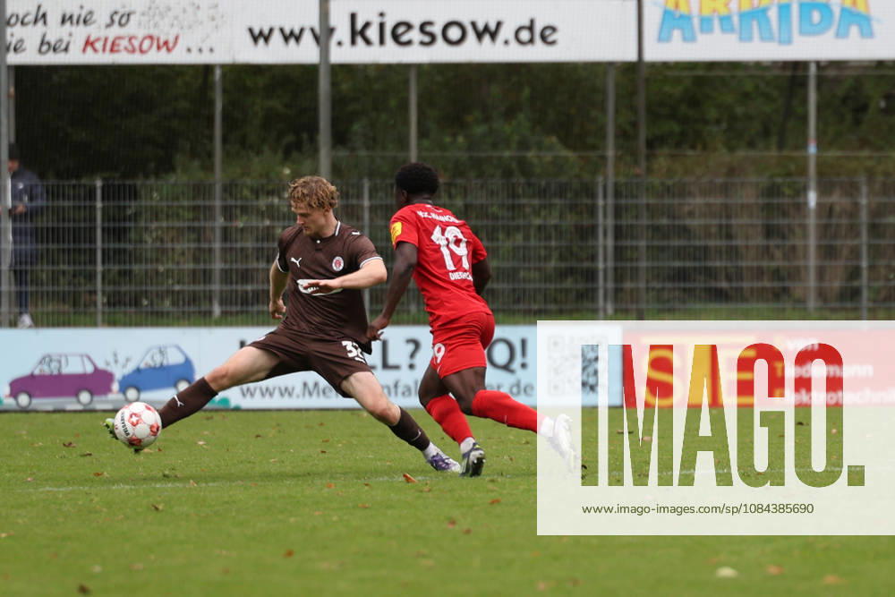 Fußball I Herren I Saison 2026 2027 I Regionalliga Nord I 13.Spieltag I FC St.Pauli II - HSC Hannover I 11.10.2026 Anton Lange (32, FC St.Pauli II) Amoro Diedhiou (19, HSC Hannover) Norderstedt Edmund Plambeck Stadion Schleswig-Holstein Deutschland