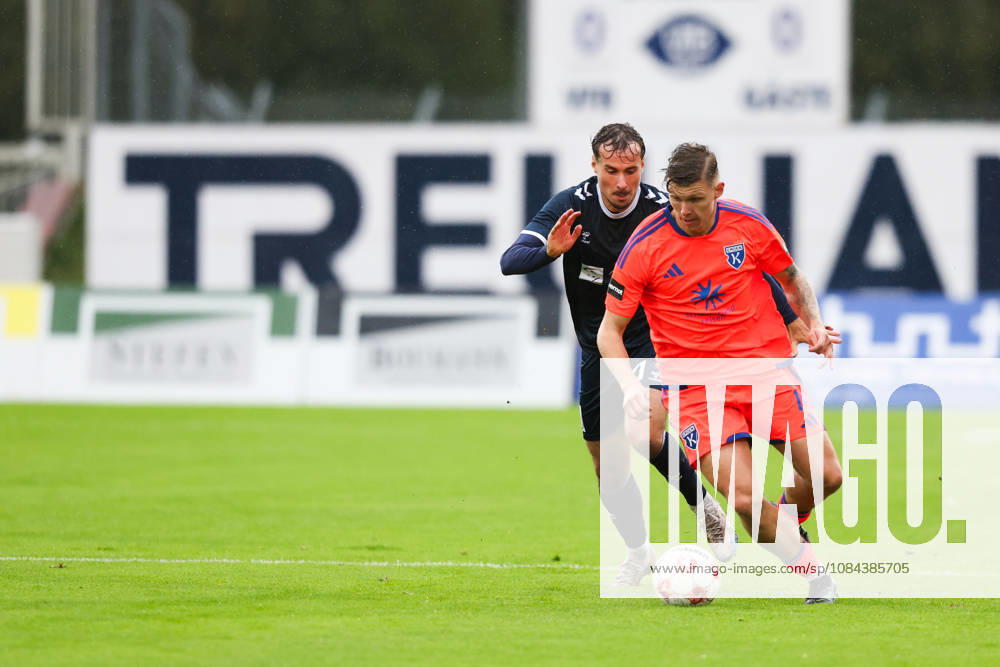 Fussball, Herren, Regionalliga Nord, 14. Spieltag, VfB Oldenburg - BSV Kickers Emden Luc Ihorst (orange 14 BSV Kickers Emden) im Zweikampf mit Nick Otto (21 VfB Oldenburg)