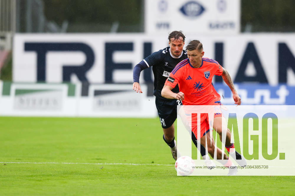 Fussball, Herren, Regionalliga Nord, 14. Spieltag, VfB Oldenburg - BSV Kickers Emden Luc Ihorst (orange 14 BSV Kickers Emden) im Zweikampf mit Nick Otto (21 VfB Oldenburg)