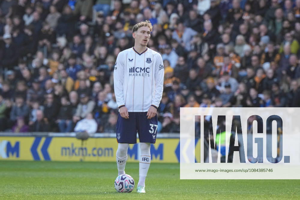 Premier League: Hull City v Everton James Garner of Everton prepares to take a free kick during the Premier League match Hull City vs Everton at MKM Stadium, Hull, United Kingdom on 11 October 2026 (Photo by Maynard Manyowa News Images) Hull MKM Stadium East Riding of Yorkshire United Kingdom