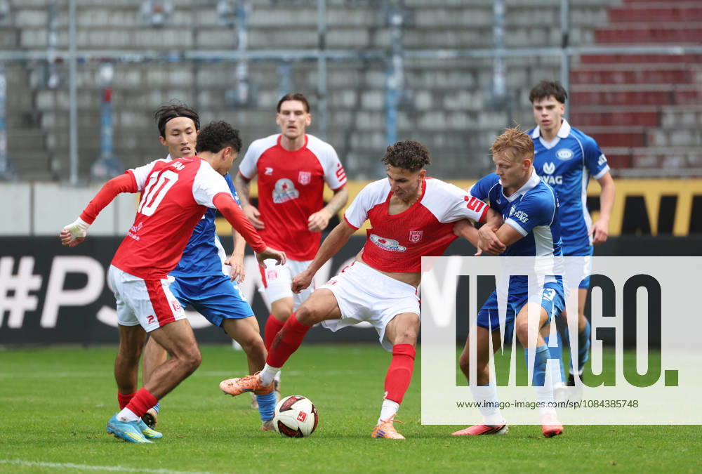 Halle Saale Sachsen Anhalt Leuna Chemie Stadion Fußball Hallescher FC Halle HFC Regionalliga Nordost 4. Liga Männer Saison 2026 2027 12. Spieltag HFC- RSV Eintracht Ding Woo Kim (RSV) Osman Atilgan (Hallescher FC) Soufian Benyamina ( Hallescher FC)