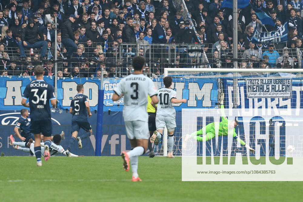 Benjamin Boakye (Arminia Bielefeld), 2. v.li., erzielt gegen Torwart Timo Horn (VfL Bochum) das Tor zum 0:1 11.10.2026, Fussball 2. Bundesliga, Saison 2026 2027, 7. Spieltag, VfL Bochum - Arminia Bielefeld DFL regulations prohibit any use of photographs as image sequences and or quasi-video Bochum Vonovia Ruhrstadion Nordrhein Westfalen Deutschland