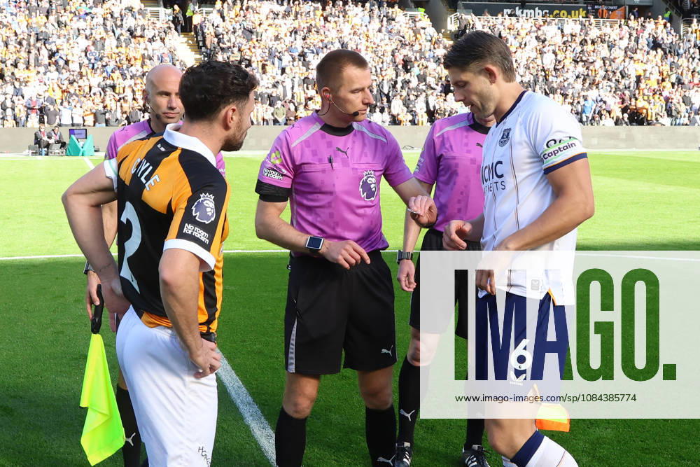 11th October 2026; MKM Stadium, Hull, England; Premier League Football, Hull City versus Everton; Coin toss with cpatains James Tarkowski of Everton and Lewie Coyle of Hull City DavexLofthouse