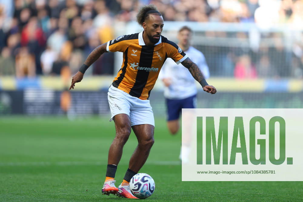 11th October 2026; MKM Stadium, Hull, England; Premier League Football, Hull City versus Everton; Sorba Thomas of Hull City controls the ball DavexLofthouse