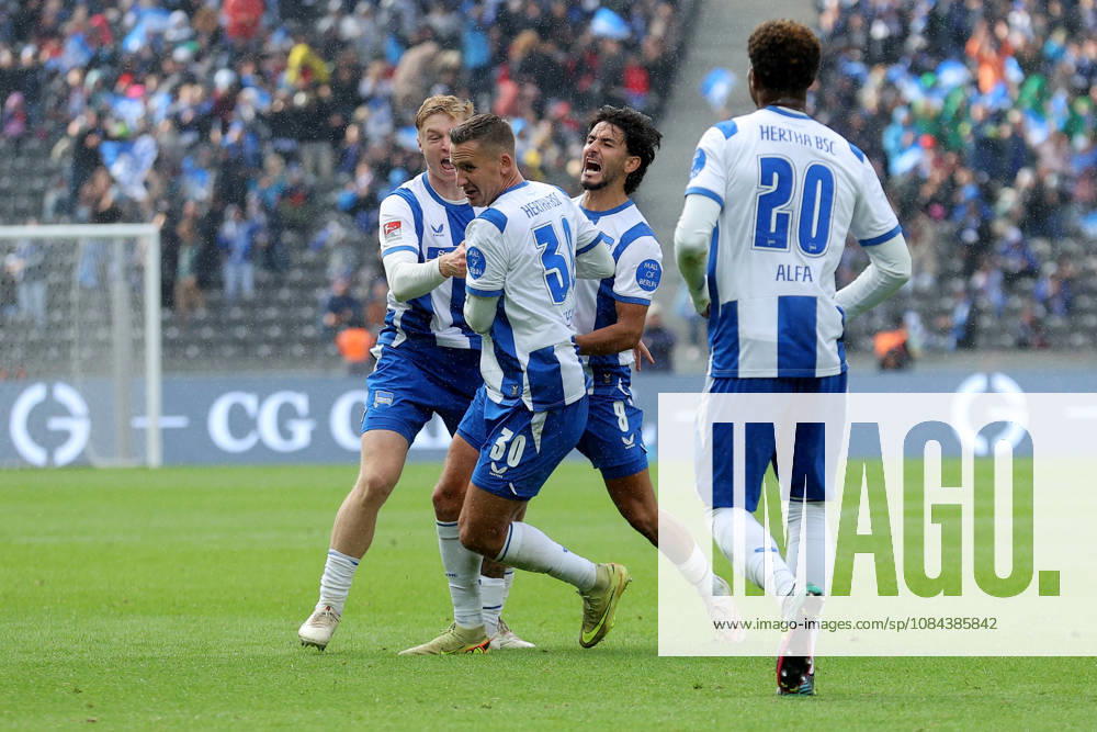 Fussball 2.Bundesliga, Hertha BSC Berlin - SpVgg Greuther Fuerth v.l. Torjubel nach dem Tor zum celebrating the goal celebrate 2:0 durch Paul Seguin (Hertha BSC Berlin) Berlin