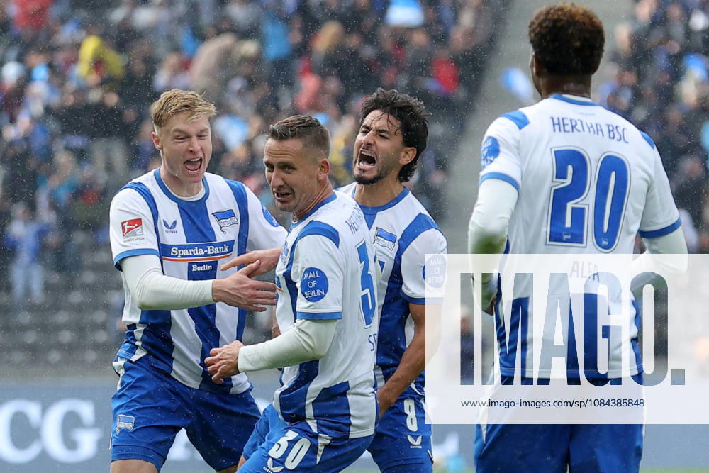 Fussball 2.Bundesliga, Hertha BSC Berlin - SpVgg Greuther Fuerth v.l. Torjubel nach dem Tor zum celebrating the goal celebrate 2:0 durch Paul Seguin (Hertha BSC Berlin) Berlin