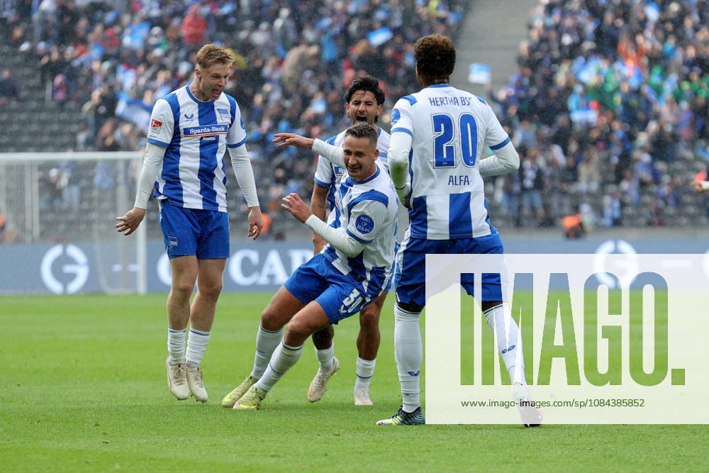 Fussball 2.Bundesliga, Hertha BSC Berlin - SpVgg Greuther Fuerth v.l. Torjubel nach dem Tor zum celebrating the goal celebrate 2:0 durch Paul Seguin (Hertha BSC Berlin) Berlin