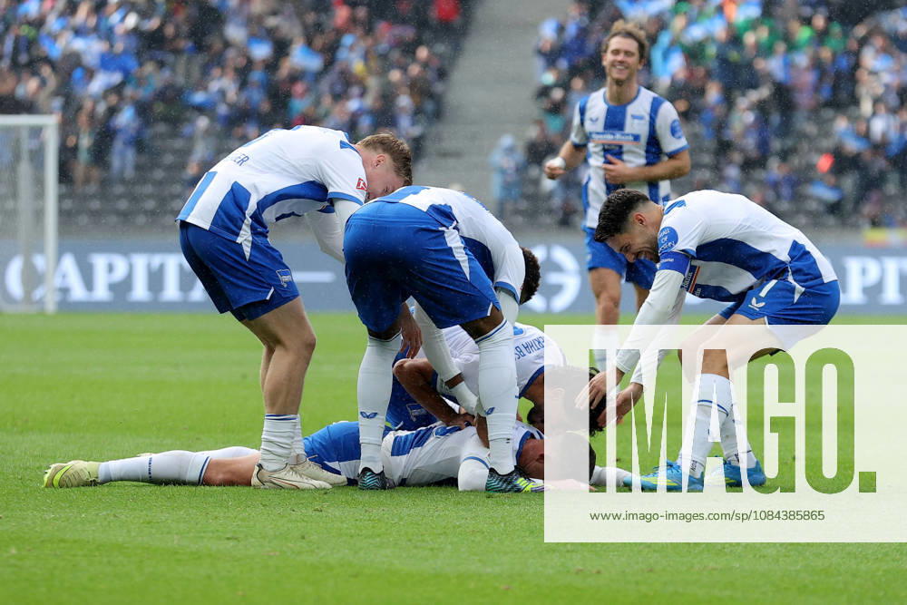 Fussball 2.Bundesliga, Hertha BSC Berlin - SpVgg Greuther Fuerth v.l. Torjubel nach dem Tor zum celebrating the goal celebrate 2:0 durch Paul Seguin (Hertha BSC Berlin) Berlin