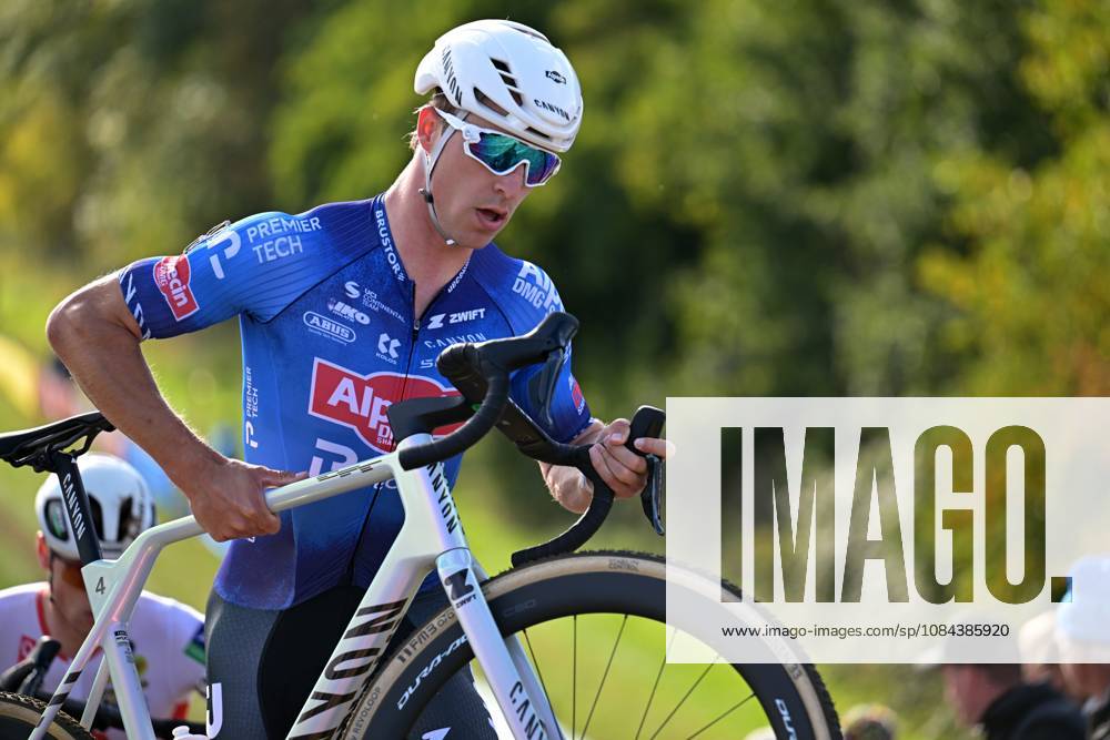 Belgium s Niels Vandeputte pictured in action during the men elite race of the Mosselcross cyclocross cycling event, on Sunday 11 October 2026, in Dendermonde, the first race (out of 7) of the HG Cross competition. DAVIDxPINTENS x189448492x
