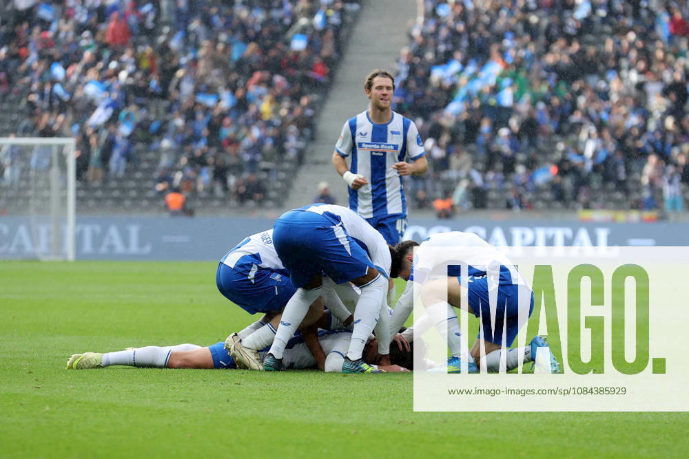 Fussball 2.Bundesliga, Hertha BSC Berlin - SpVgg Greuther Fuerth v.l. Torjubel nach dem Tor zum celebrating the goal celebrate 2:0 durch Paul Seguin (Hertha BSC Berlin) Berlin