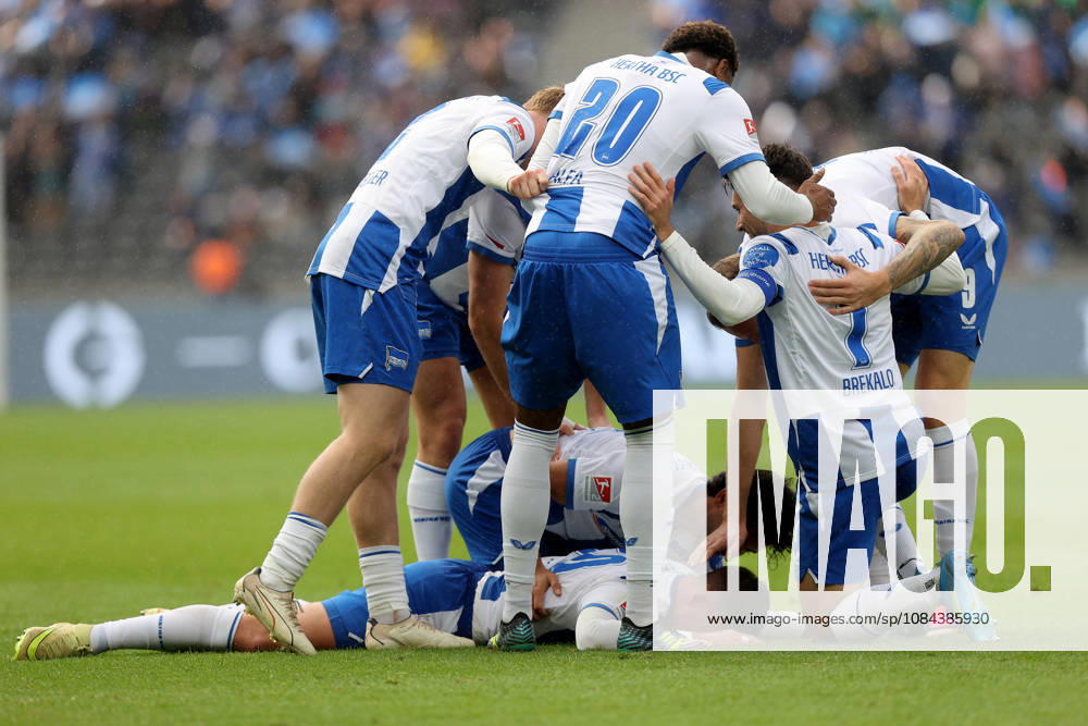 Fussball 2.Bundesliga, Hertha BSC Berlin - SpVgg Greuther Fuerth v.l. Torjubel nach dem Tor zum celebrating the goal celebrate 2:0 durch Paul Seguin (Hertha BSC Berlin) Berlin