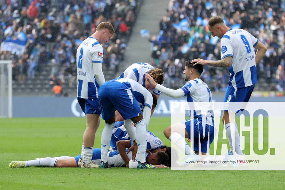Fussball 2.Bundesliga, Hertha BSC Berlin - SpVgg Greuther Fuerth v.l. Torjubel nach dem Tor zum celebrating the goal celebrate 2:0 durch Paul Seguin (Hertha BSC Berlin) Berlin