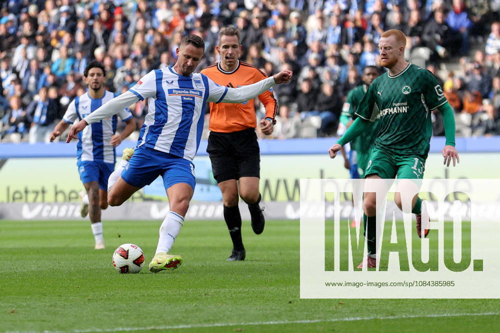 Fussball 2.Bundesliga, Hertha BSC Berlin - SpVgg Greuther Fuerth v.l. Paul Seguin (Hertha BSC Berlin) Torschuetze, erzielt das Tor, Treffer, scores the goal 2:0 Berlin