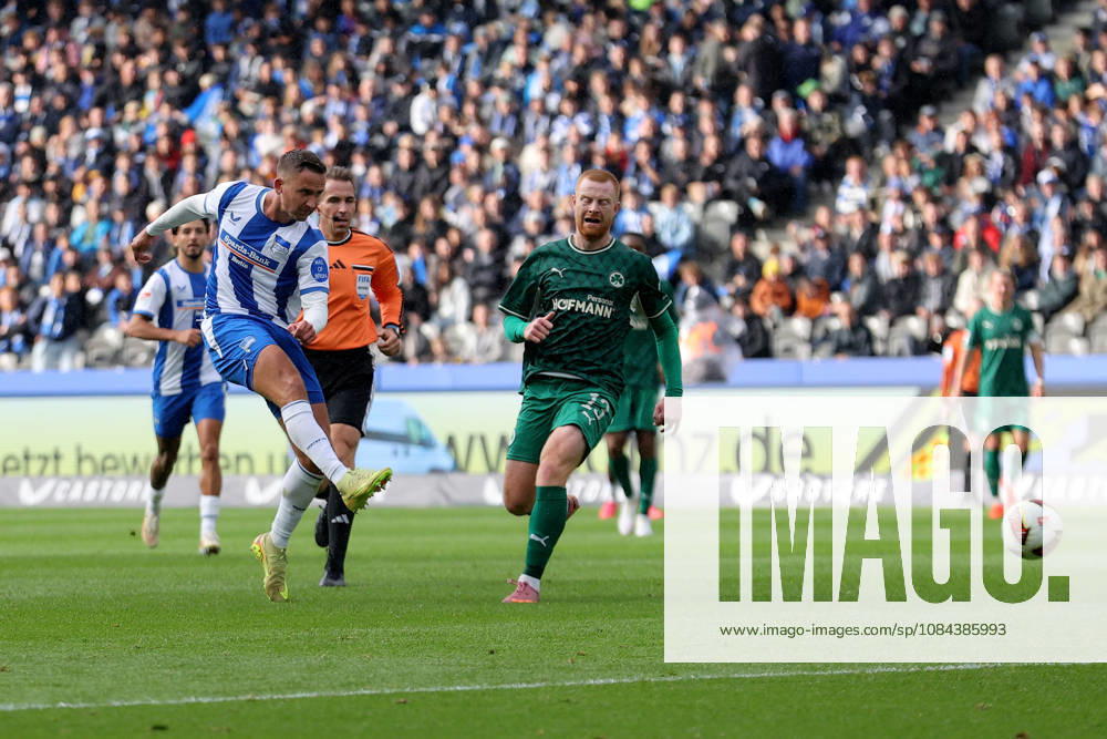 Fussball 2.Bundesliga, Hertha BSC Berlin - SpVgg Greuther Fuerth v.l. Paul Seguin (Hertha BSC Berlin) Torschuetze, erzielt das Tor, Treffer, scores the goal 2:0 Berlin